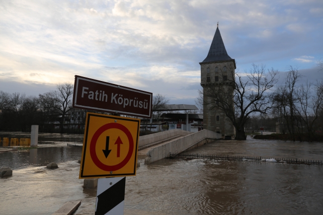 Tunca Nehri taştı, er meydanı sular altında kaldı